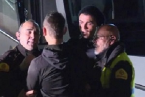 رفتار جالب رونالدو با هوادارش پس از دستگیری توسط پلیس + فیلم