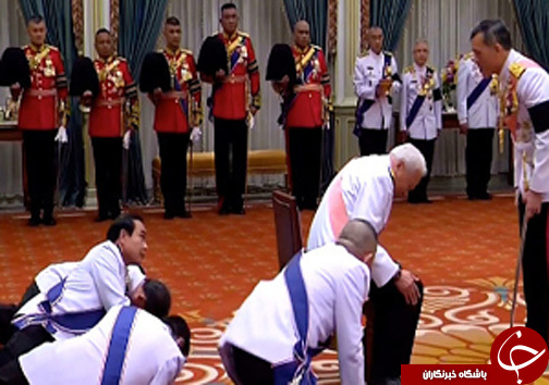 عکس/ سجده مقابل پادشاه تایلند!