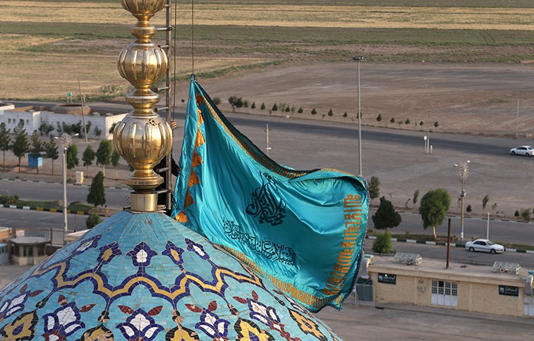 پرچم مقدس جمکران بر فراز برج میلاد