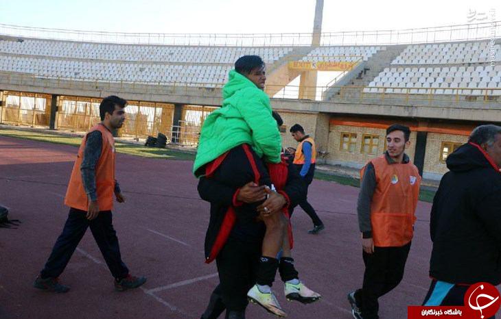 عکس/ روش عجیب حمل مصدوم در فوتبال