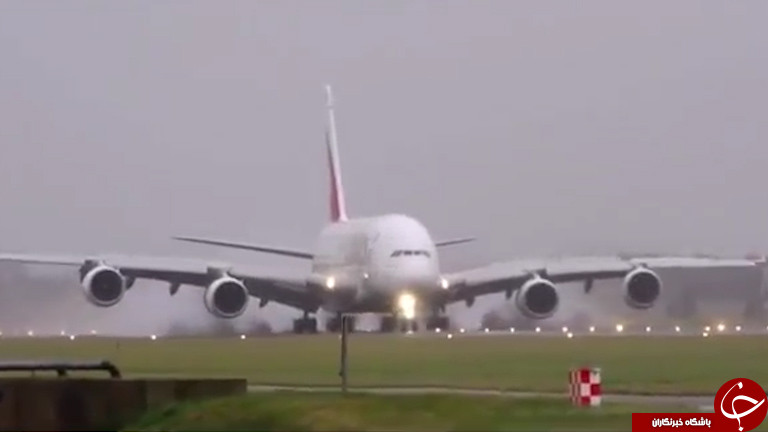 لحظه دلهره آور فرود هواپیمای ایرباس A380  در فرودگاه آمستردام هلند+فیلم
