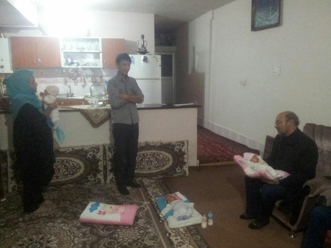 والدین سه قلوهای مشهدی صاحب خانه شدند + تصاویر