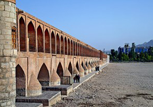 خشکی زاینده‌رود به سی و سه پل‌ آسیب می رساند