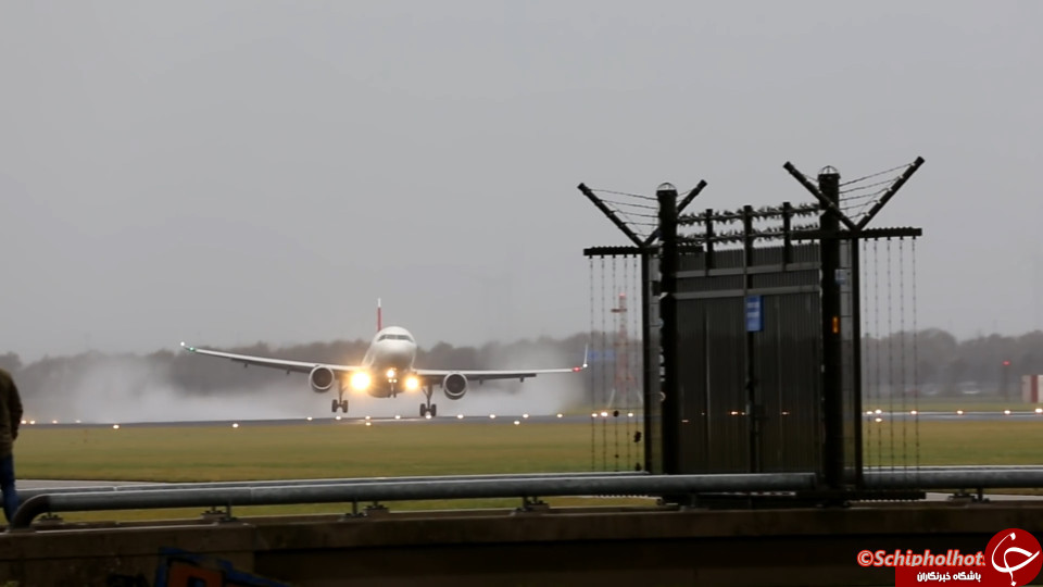 لحظات  دلهره آور فرود دو هواپیمای ایرباس A380  در فرودگاه آمستردام هلند+فیلم