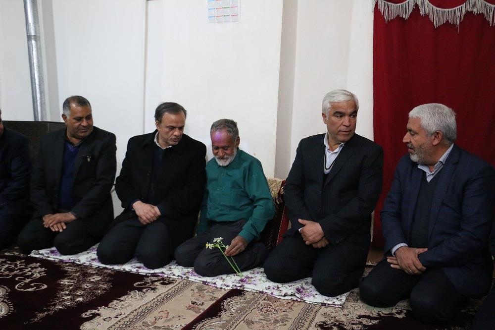 دیدار استاندار کرمان با خانواده شهید صدقی