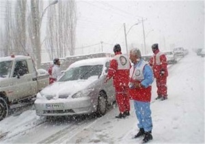 نجات خودروهای گرفتار شده در محور اسالم ـ خلخال