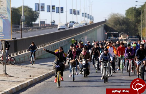 از عکس یادگاری با ملکه انگلیس تا تشییع جنازه با حضور ابرقهرمانان///////////////////////////