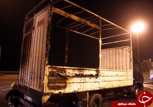کامیون در محاصره شعله های آتش