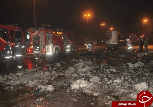 کامیون در محاصره شعله های آتش