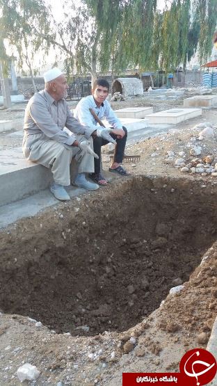پیرمردی که قبر خود را کند + عکس