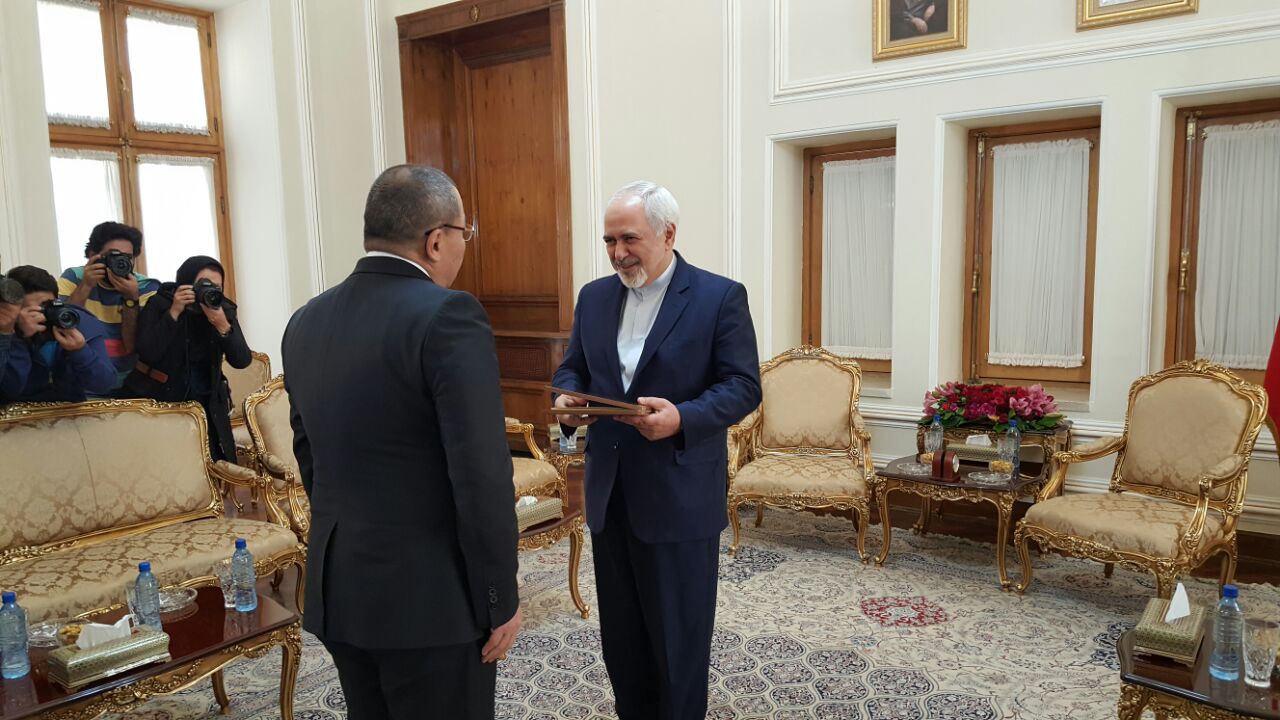 سفیر جدید قرقیزستان رونوشت استوار نامه خود را تسلیم ظریف کرد
