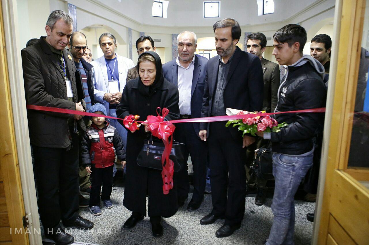 افتتاح نمایشگاه عکس و پوستر با حضور احترام برومند در همدان