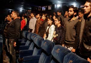 مجازات نشستن هنگام پخش سرود ملی