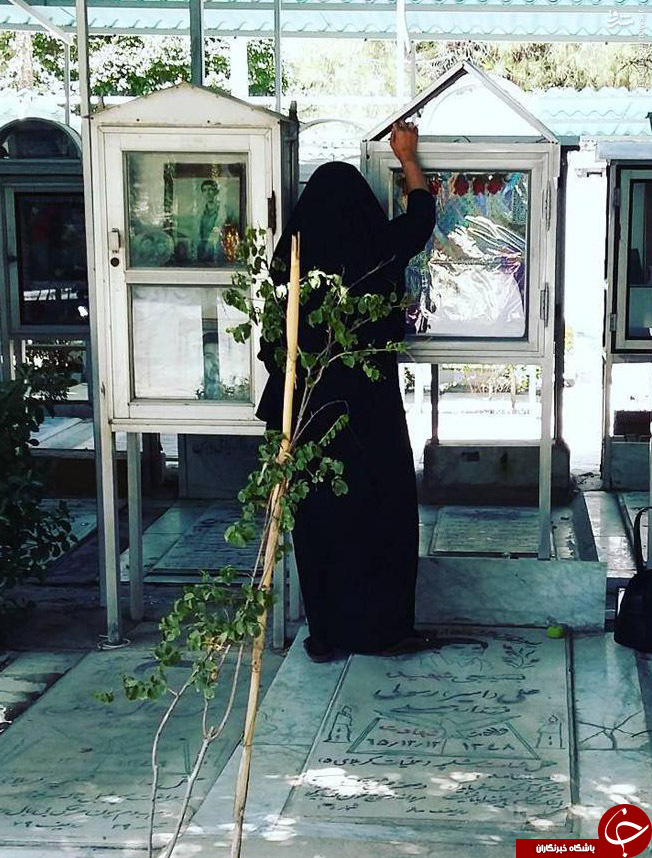 عکس/ مادر و گرد و غبار طاقچه