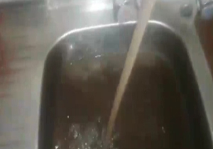 وضعیت نامناسب آب شرب مکارود + فیلم