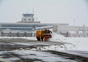 باند فرودگاه اردبیل برفروبی شد