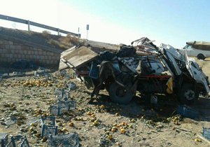 واژگونی کامیون حمل میوه در جاده بجنورد - مشهد + تصاویر