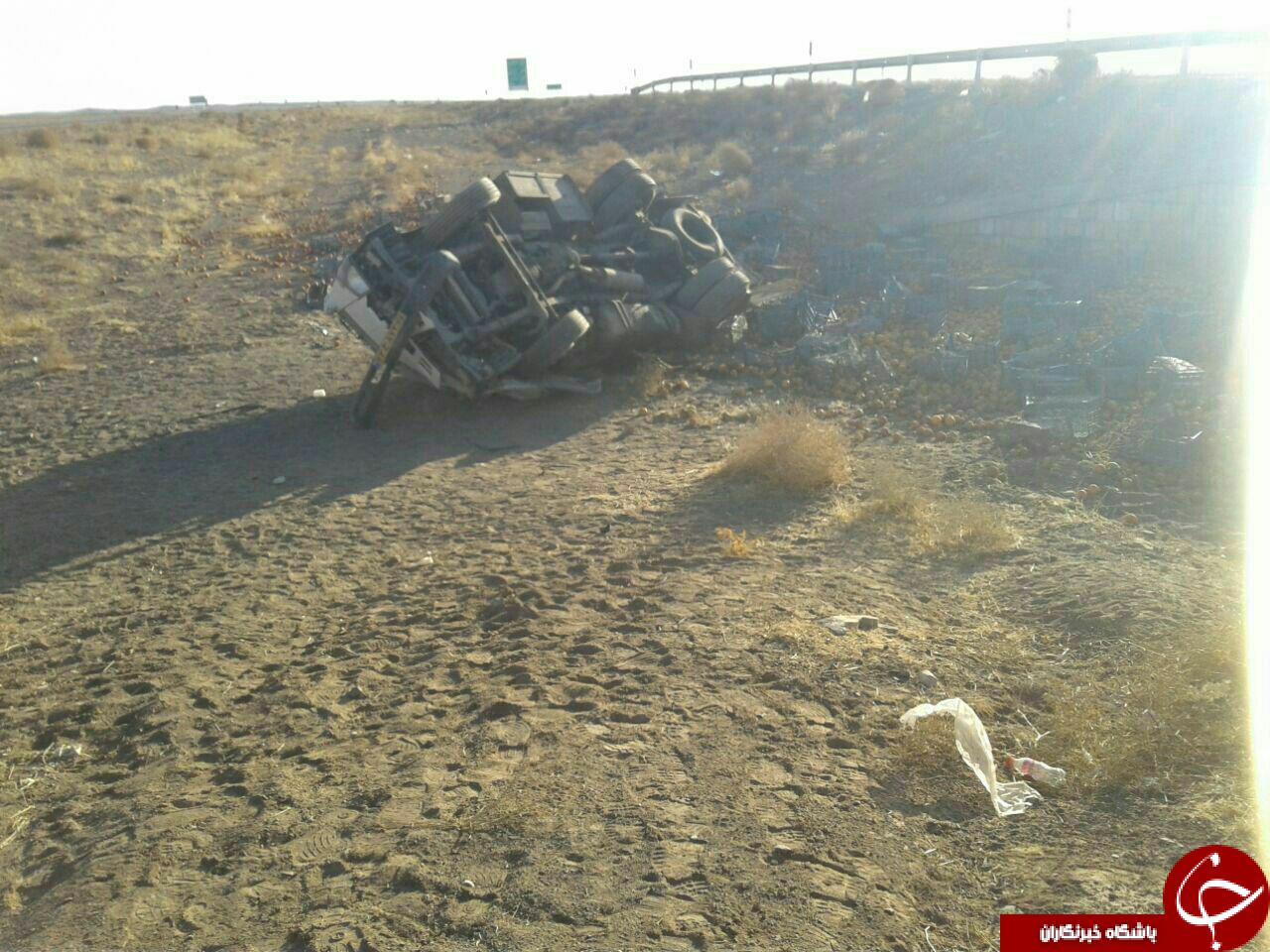 واژگونی کامیون حمل میوه در جاده بجنورد - مشهد + تصاویر