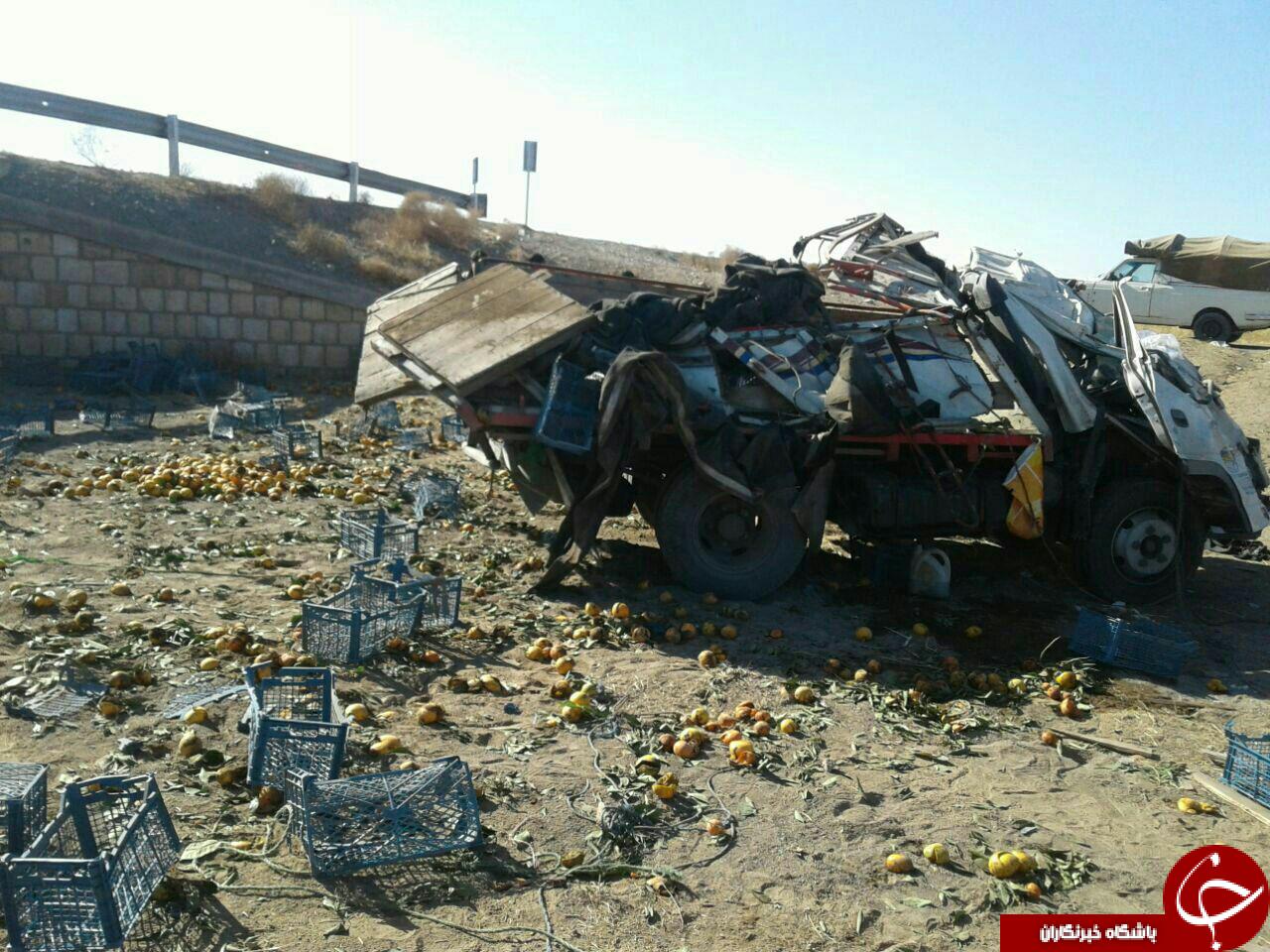 واژگونی کامیون حمل میوه در جاده بجنورد - مشهد + تصاویر