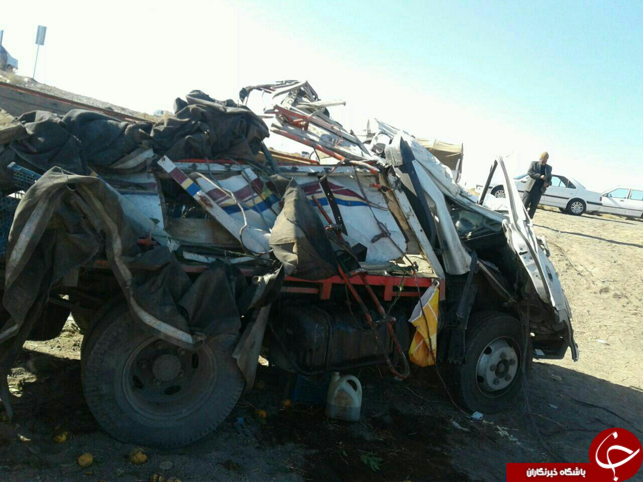 واژگونی کامیون حمل میوه در جاده بجنورد - مشهد + تصاویر