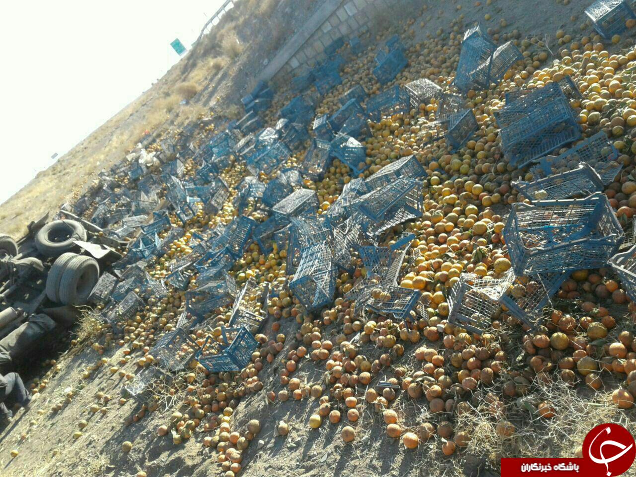 واژگونی کامیون حمل میوه در جاده بجنورد - مشهد + تصاویر