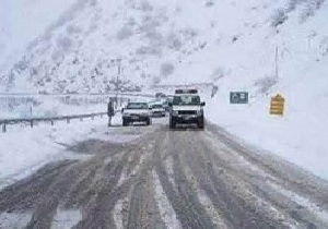 استفاده از زنجیرچرخ توصیه ی ستاد بحران مهاباد به رانندگان در روزهای برفی