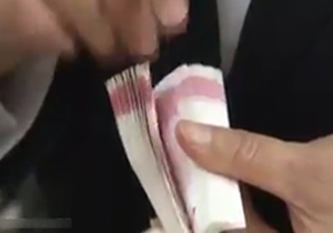 این زن با سرعتی حیرت آور پول می&zwnj;شمارد + فیلم