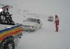 امدادرسانی به سرنشینان 93 خودرو گرفتار شده در برف و کولاک