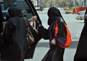 شلاق خوردن ۲ دختر سعودی به خاطر واتس اپ!