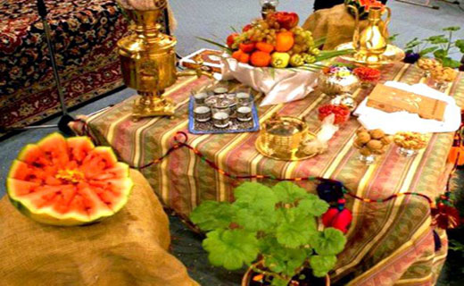 چیدن سفره های سنتی در شب یلدا
