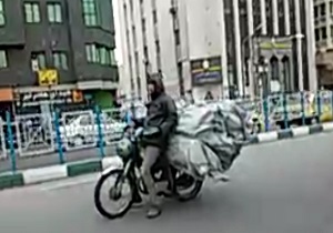 شیوه خطرناک حمل بار توسط موتورسوار! + فیلم