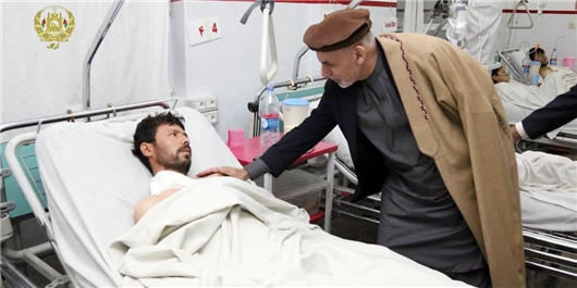 اشرف&zwnj;غنی به عیادت مجروحین حمله تروریستی باقرالعلوم رفت