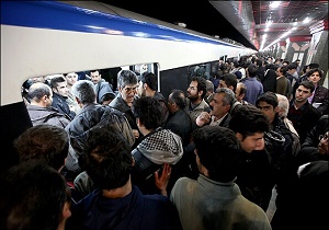 ازدحام جمعیت در ایستگاه های مترو/ مردم تحمل كنند، پول نيست!