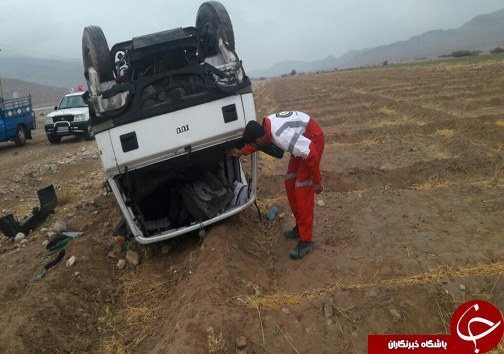 2 مصدوم در واژگونی کامیون