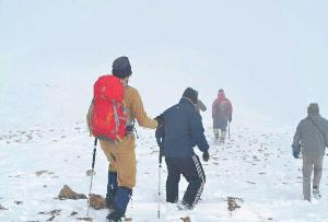 گردشگران گرفتار،از برف و کولاک زنجان جان سالم به در بردند