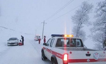 امدادگران تلاشگر ومسافران گرفتار درجاده های برفی استان یزد