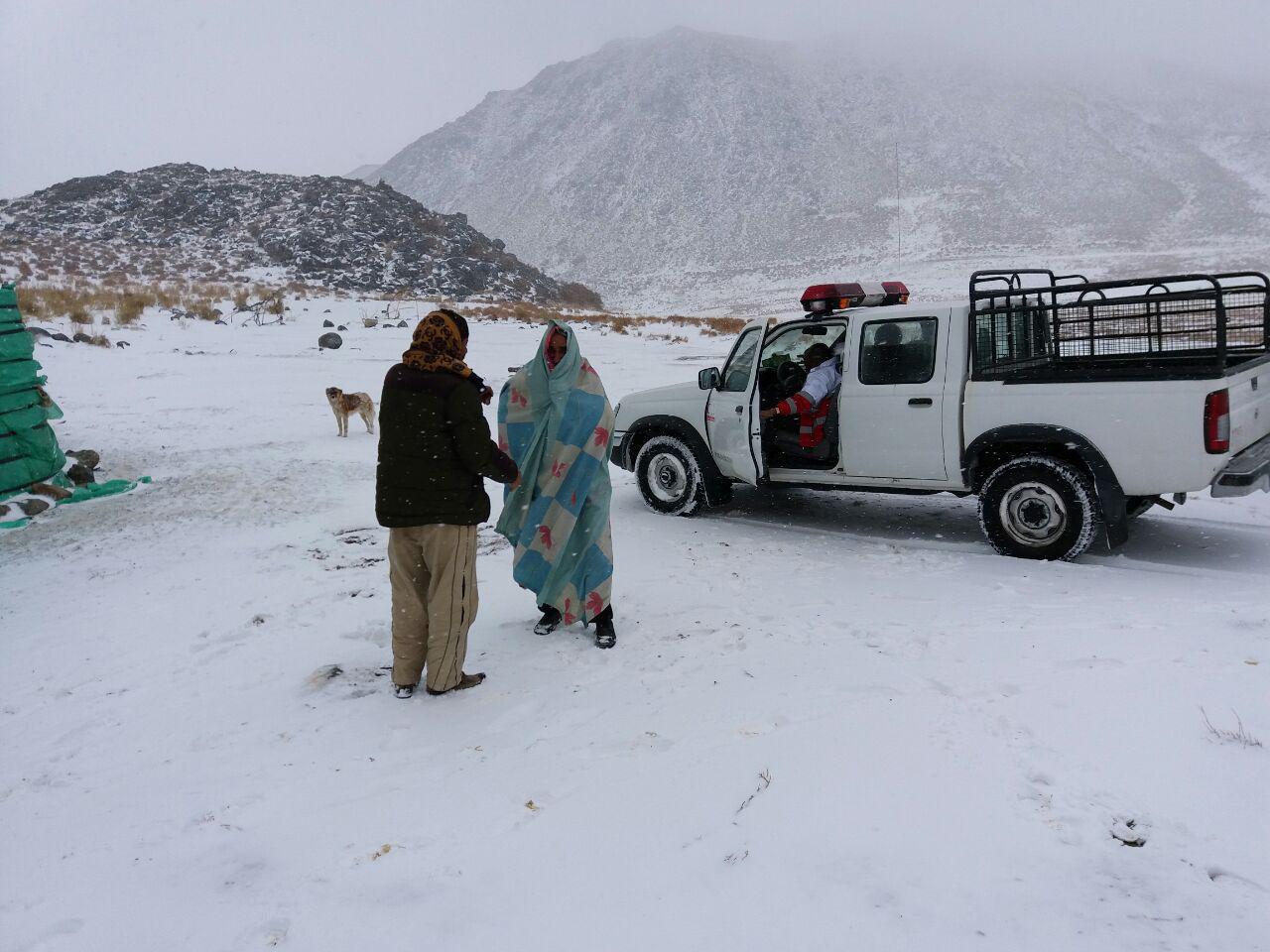 غافگیر شدن خانواده عشایر در برف