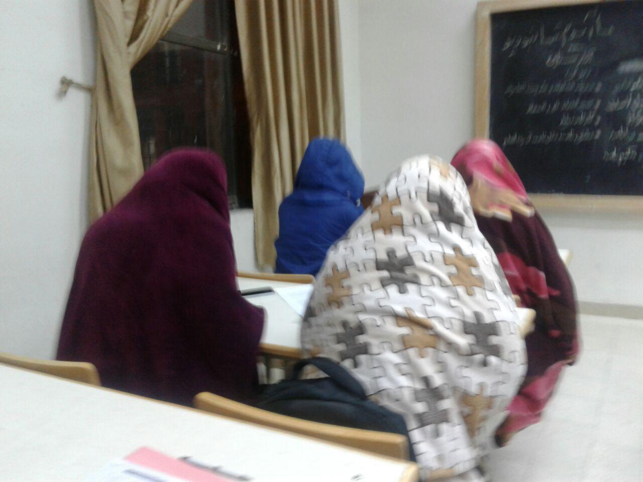 مشکل سرمای برخی اتاق های خوابگاهی دانشگاهی/ دانشجویانی که با نایلون و درزگیر گرم می شوند