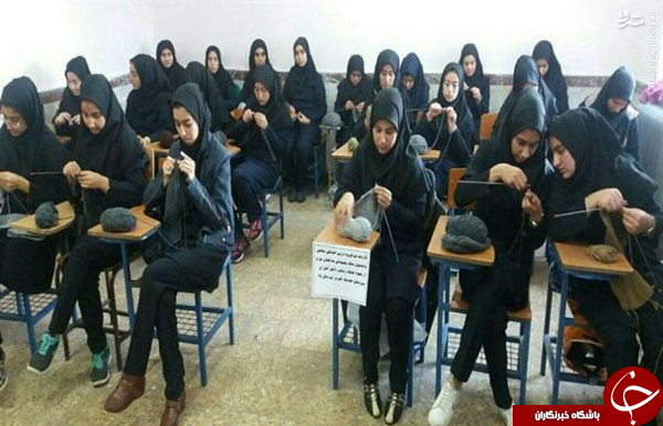 عکس/ بافت کلاه برای &laquo;مدافعان حرم&raquo; در دبیرستان دخترانه