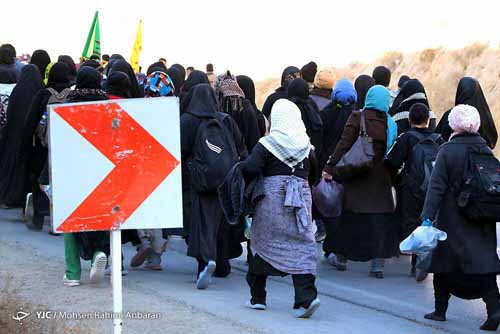 زائران پیاده حرم امام رضا(ع) درجاده های منتهی به مشهد + تصاویر