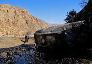 واژگونی تریلر حامل مواد سوختی و آلوده شدن رودخانه کشکان