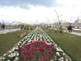 انبوه گلهای بهاری درپارك زيباي گوللرباغي، پذيراي مسافران نوروزی