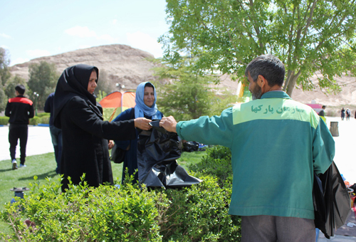 توزیع پاکت زباله در ورودی های شهر کرمان