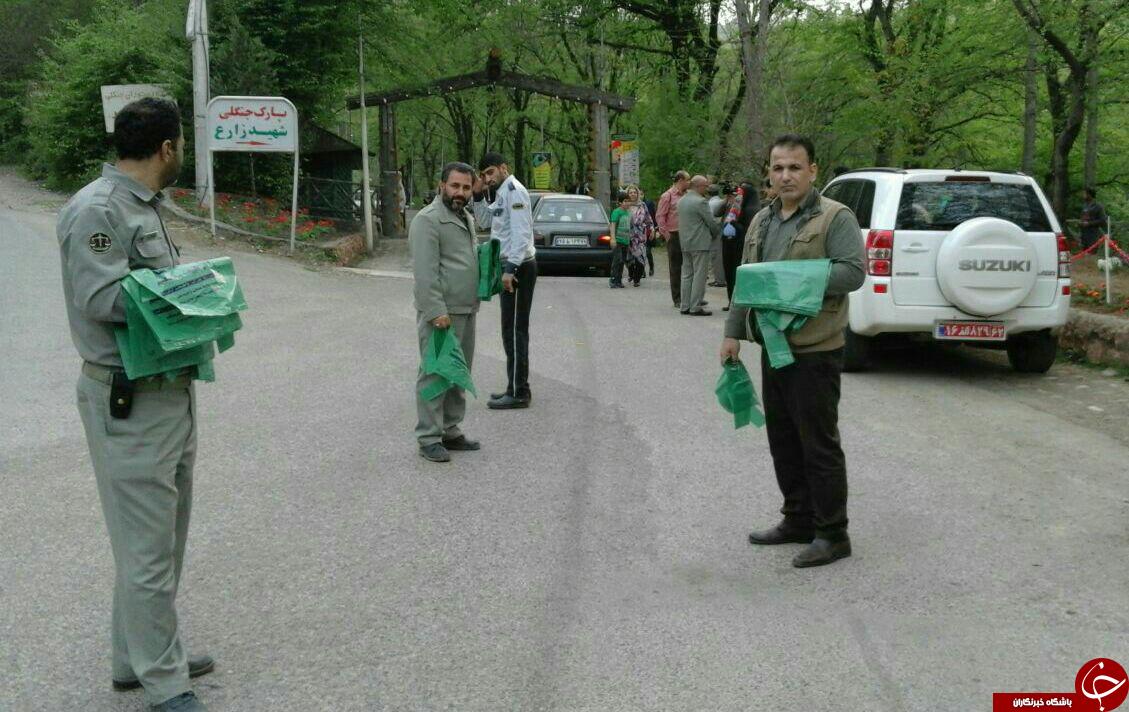 توزیع کیسه زباله در بین گردشگران نوروزی +تصاویر