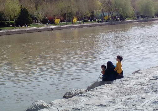 از پارک خودرو در رودخانه تا قایق سواری در زاینده رود