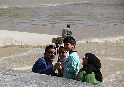 از پارک خودرو در رودخانه تا قایق سواری در زاینده رود