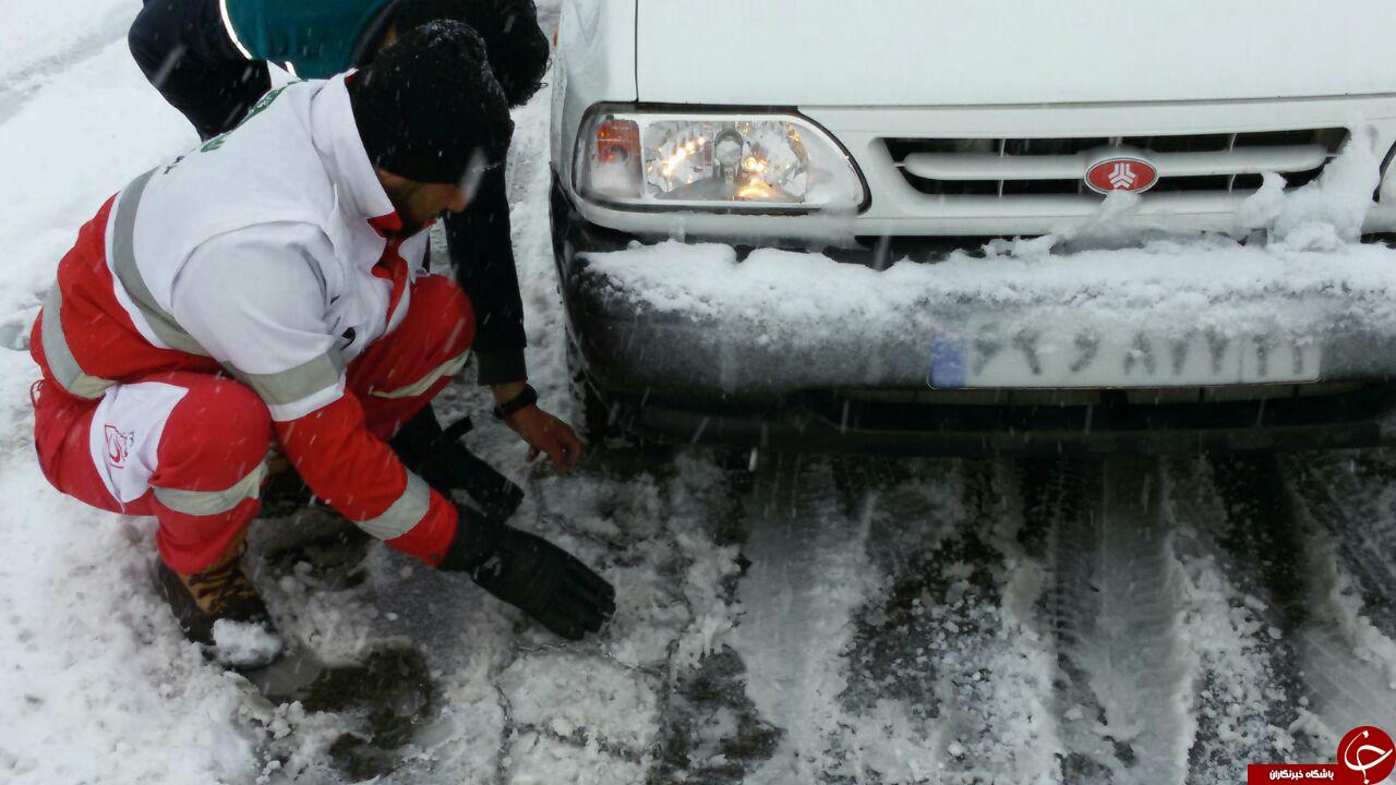 امداد رسانی به 38 خودرو گرفتاربرف در محور گدوک