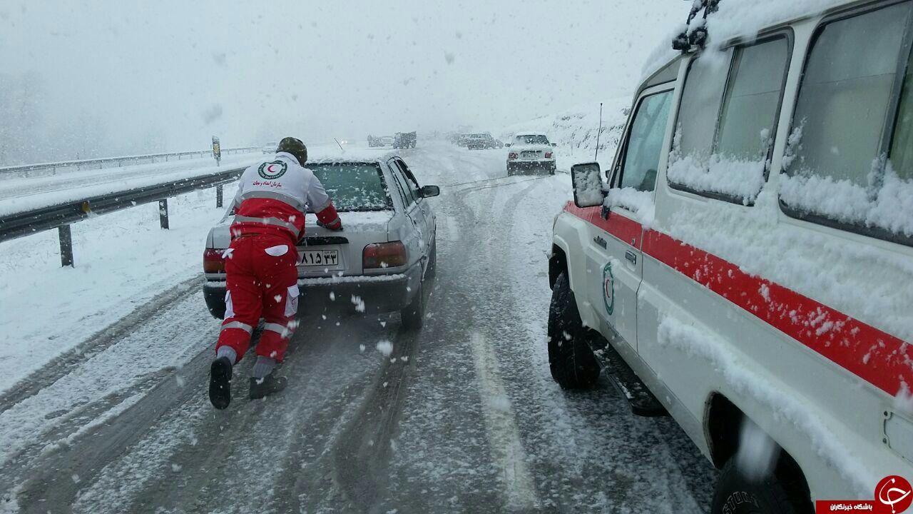 امداد رسانی به 38 خودرو گرفتاربرف در محور گدوک