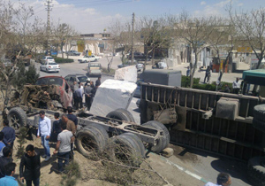 یک مصدوم براثر واژگونی تریلر حامل سنگ در اصفهان