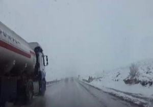 بارش برف در گردنه آهوان + فیلم